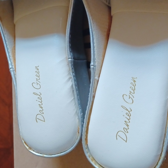 Women's Shoes - Picture 2 of 4